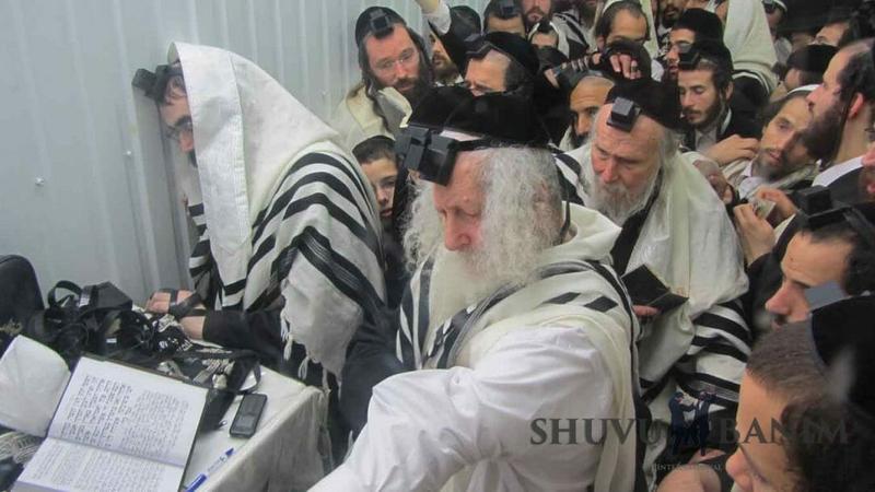 נדיר: מראות הקודש מתפילת השחרית האחרונה של תשע"ח עם הגה"צ הרב אליעזר ברלנד