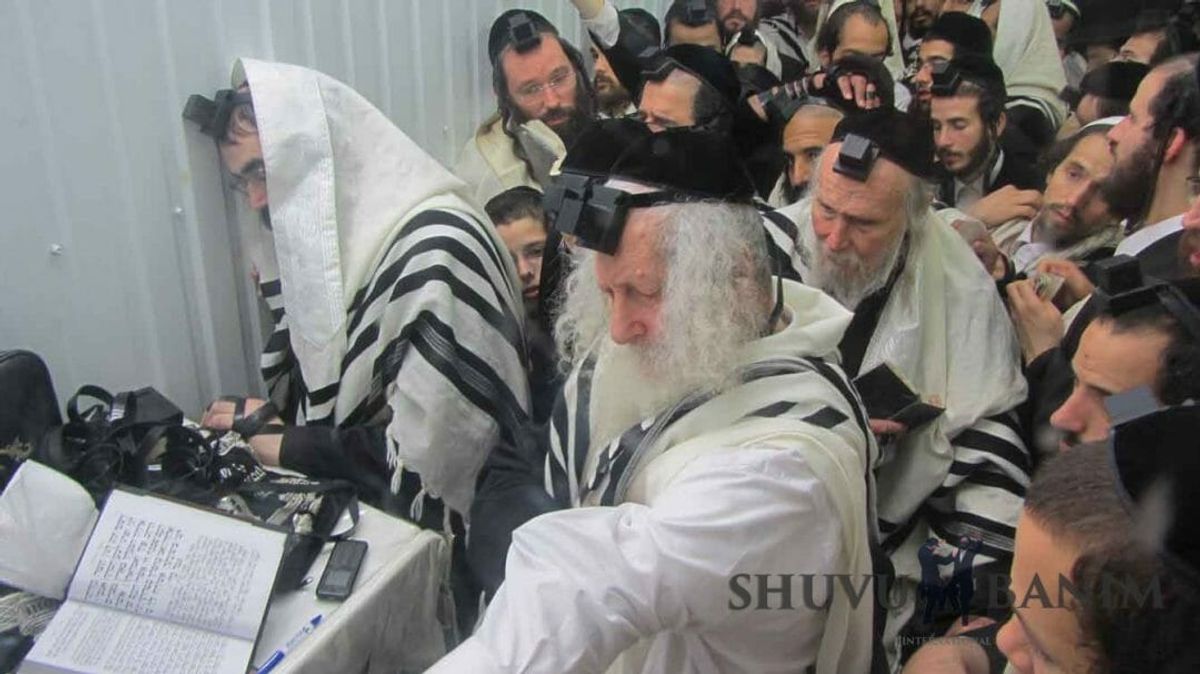 נדיר: מראות הקודש מתפילת השחרית האחרונה של תשע"ח עם הגה"צ הרב אליעזר ברלנד שליט"א