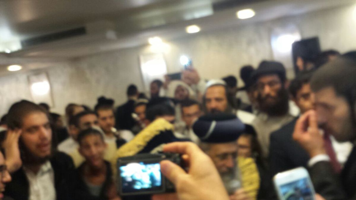 הראשל"צ הרב יצחק יוסף כעת בישיבת מתחברים שובו בנים הקפות שניות