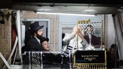 תיעוד מהדלקת נר רביעי דחנוכה אצל הגה"צ רבי אליעזר ברלנד שליט"א