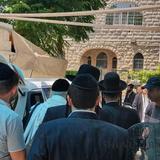 אחרי שבועיים היעדרות: כ"ק הגה"צ הרב אליעזר ברלנד שליט"א יצא למסע חיזוק