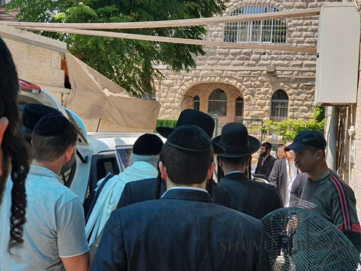 אחרי שבועיים היעדרות: כ"ק הגה"צ הרב אליעזר ברלנד שליט"א יצא למסע חיזוק