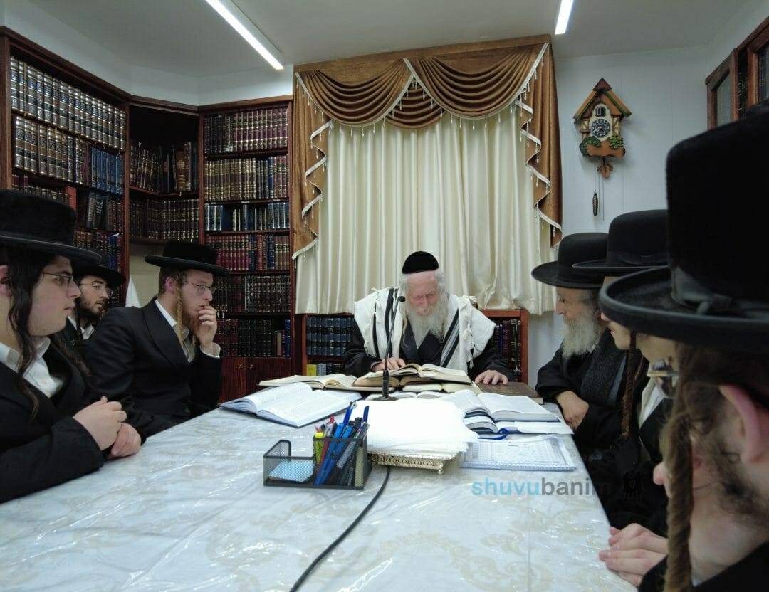 שיעור לחבורת בחורי ישיבות חסידיות 'מקוֹרבים' בבית הגה"צ רבי אליעזר ברלנד שליט"א