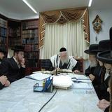 שיעור לחבורת בחורי ישיבות חסידיות 'מקוֹרבים' בבית הגה"צ רבי אליעזר ברלנד שליט"א