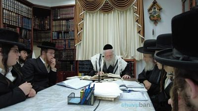 שיעור לחבורת בחורי ישיבות חסידיות 'מקוֹרבים' בבית הגה"צ רבי אליעזר ברלנד שליט"א