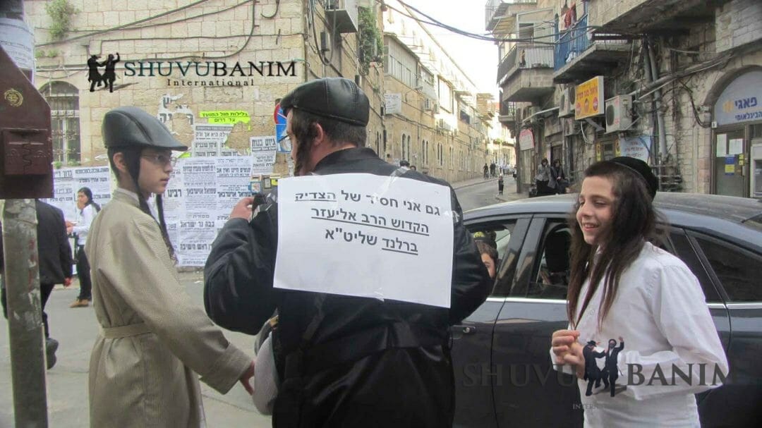 מראות הקודש בבית מדרשו של הגה"צ הרב אליעזר ברלנד שליט"א בזמן קריאת המגילה בבוקר הפורים - גלריית תמונות