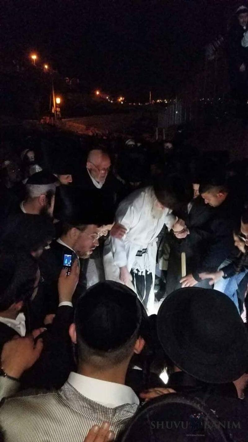 הגה"צ הרב אליעזר ברלנד שליט"א בהלווית אחיו הרה"צ יחזקאל ברלנד זצ"ל בהר הזיתים