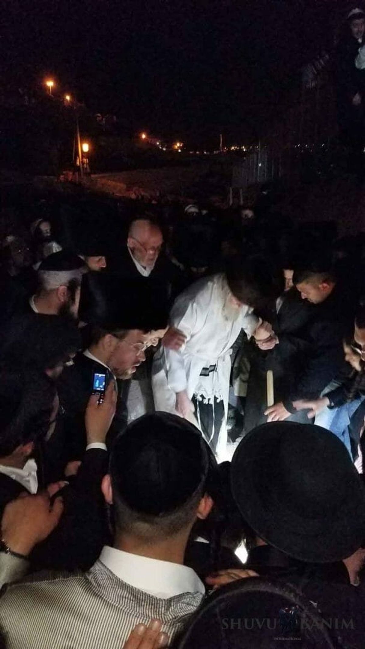 הגה"צ הרב אליעזר ברלנד שליט"א בהלווית אחיו הרה"צ יחזקאל ברלנד זצ"ל בהר הזיתים