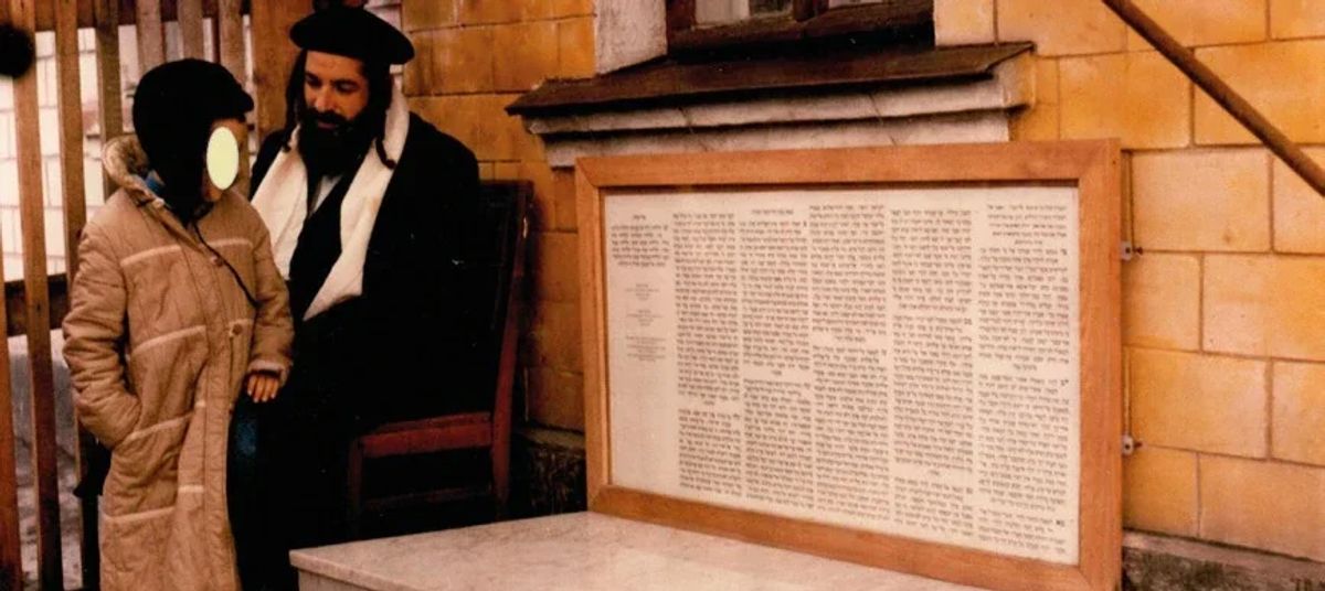 "אנחנו יודעים שזה לא אתה, אבל בכל זאת נשחרר אותך" • כיצד הרה"ח ר' אליהו מירב זצוק"ל נסע לאומן במסירות נפש