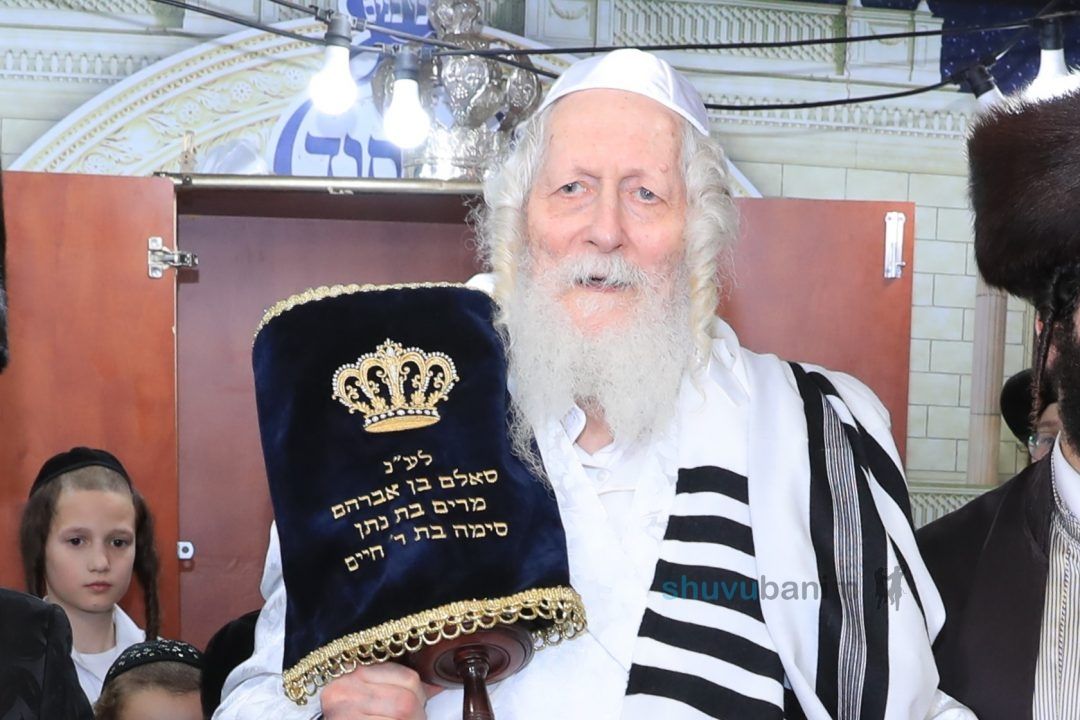 שִׂישׂוּ וְשִׂמְחוּ בְּשִׂמְחַת הַתּוֹרָה • זמני התפילות וההקפות בחג שמחת תורה בהשתתפות הגה"צ רבי אליעזר ברלנד שליט"א