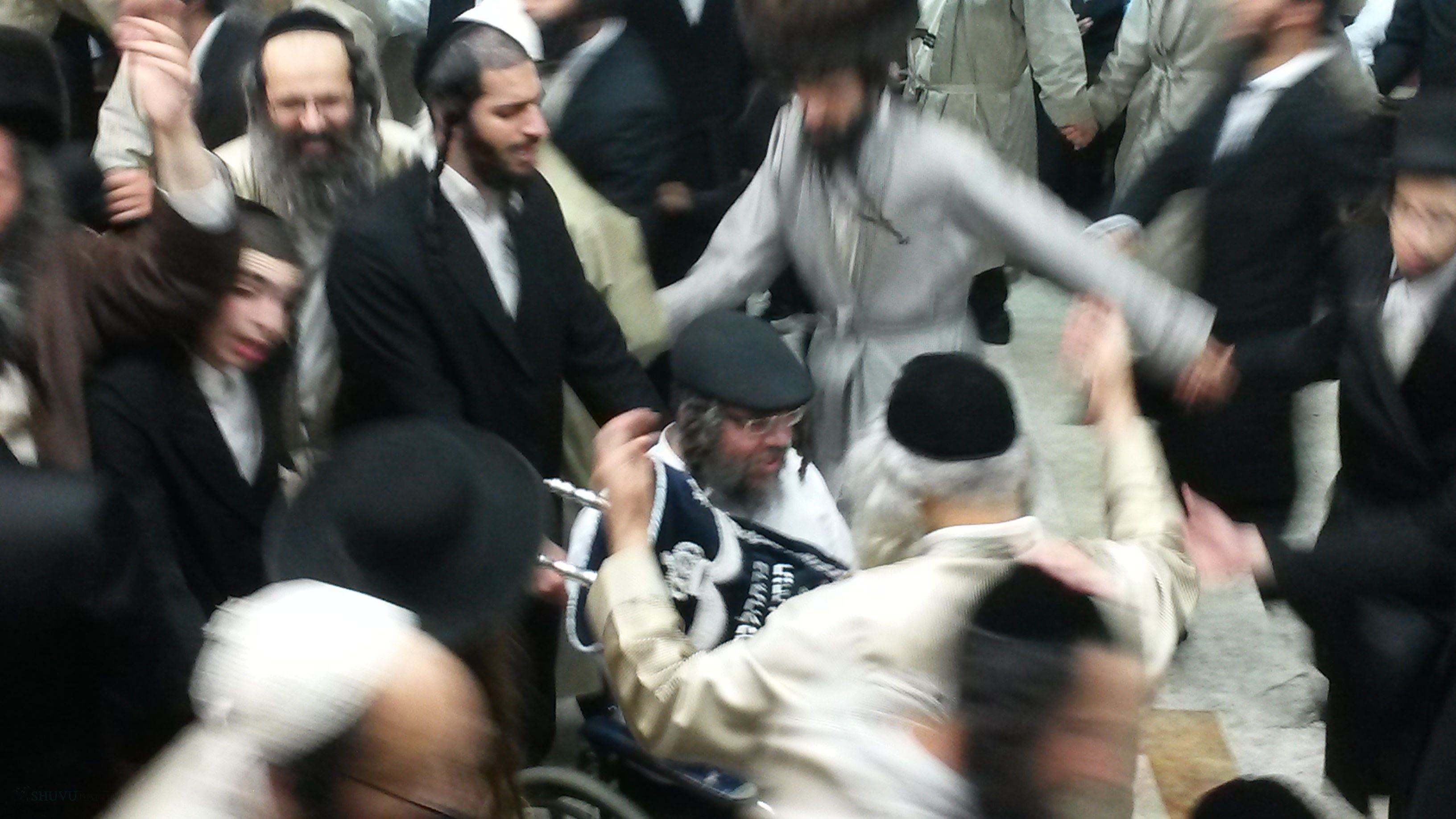 תיעוד מרגש: לזכרו של הק' אהרן בניטה - ריקודים עד הבוקר בישיבת שובו בנים עיר העתיקה הקפות שניות שמחת תורה תשע''ו