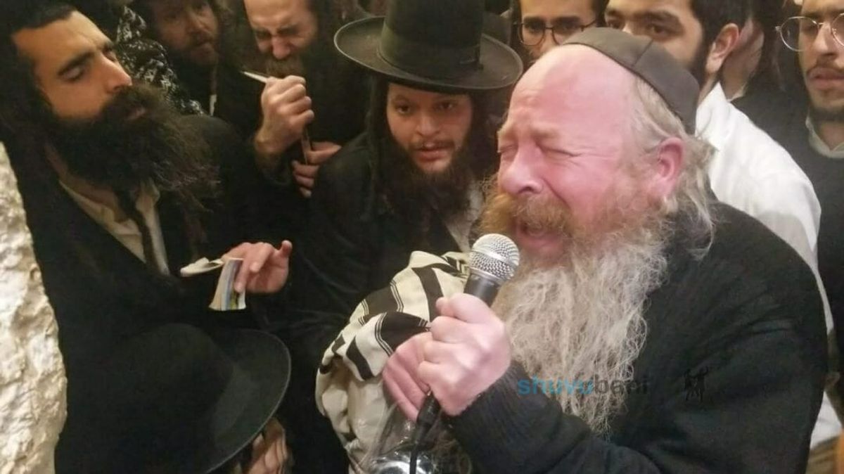 צפו: אלפים בקבר רחל ובראשם הרב יעקב עדס מתפללים להצלחת הרב ברלנד