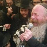 צפו: אלפים בקבר רחל ובראשם הרב יעקב עדס מתפללים להצלחת הרב ברלנד