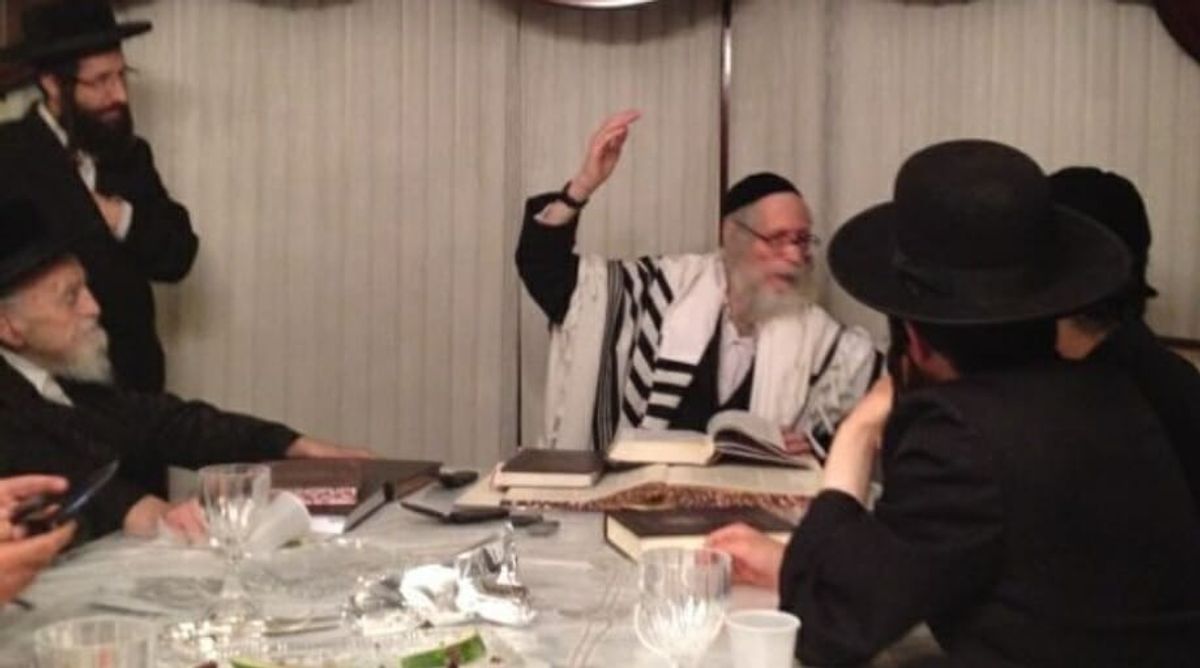 שיעורו של הגה"צ הרב אליעזר ברלנד שליט"א לרו"ח שבט בסעודת המלווה מלכה - "הצדיק חי וקיים, צריך להאמין שהצדיק הולך איתנו"