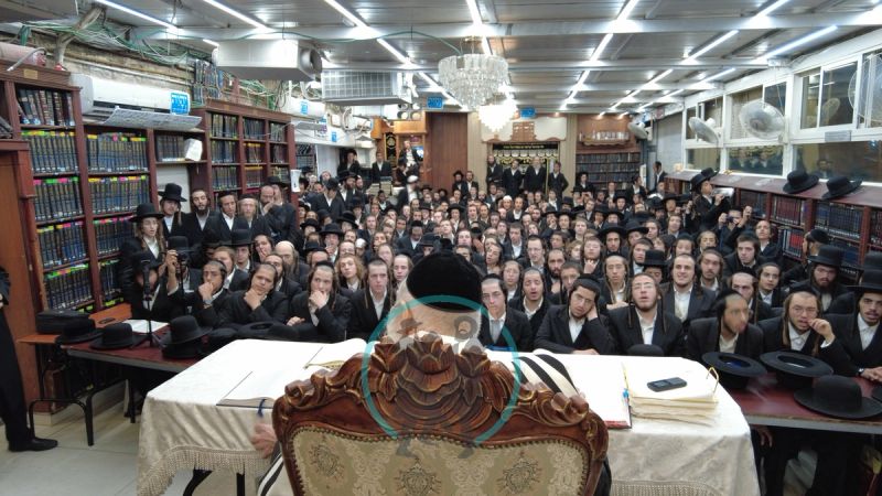 מורנו הרב אליעזר ברלנד שליט"א מול קהל הבחורים באולם התפילה