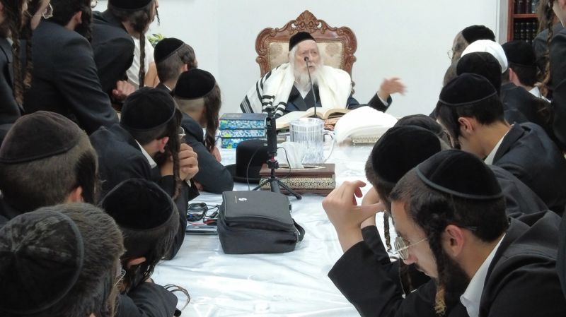 בחורי הישיבה של הרב יעקב אמזלג מצופפים בביתו של מורנו הרב ברלנד לשיעור מרגש