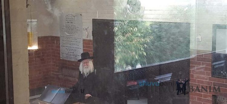 Rav Berland Shlit"a at Grave of Rebbe Shaya'la of Kerestir on Fast of Gedaliya
