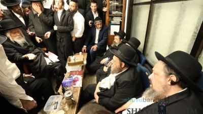 Rav Berland at Nichum Aveilim for the Tzaddik Rav Alter David Chaim Stern ZT”L
