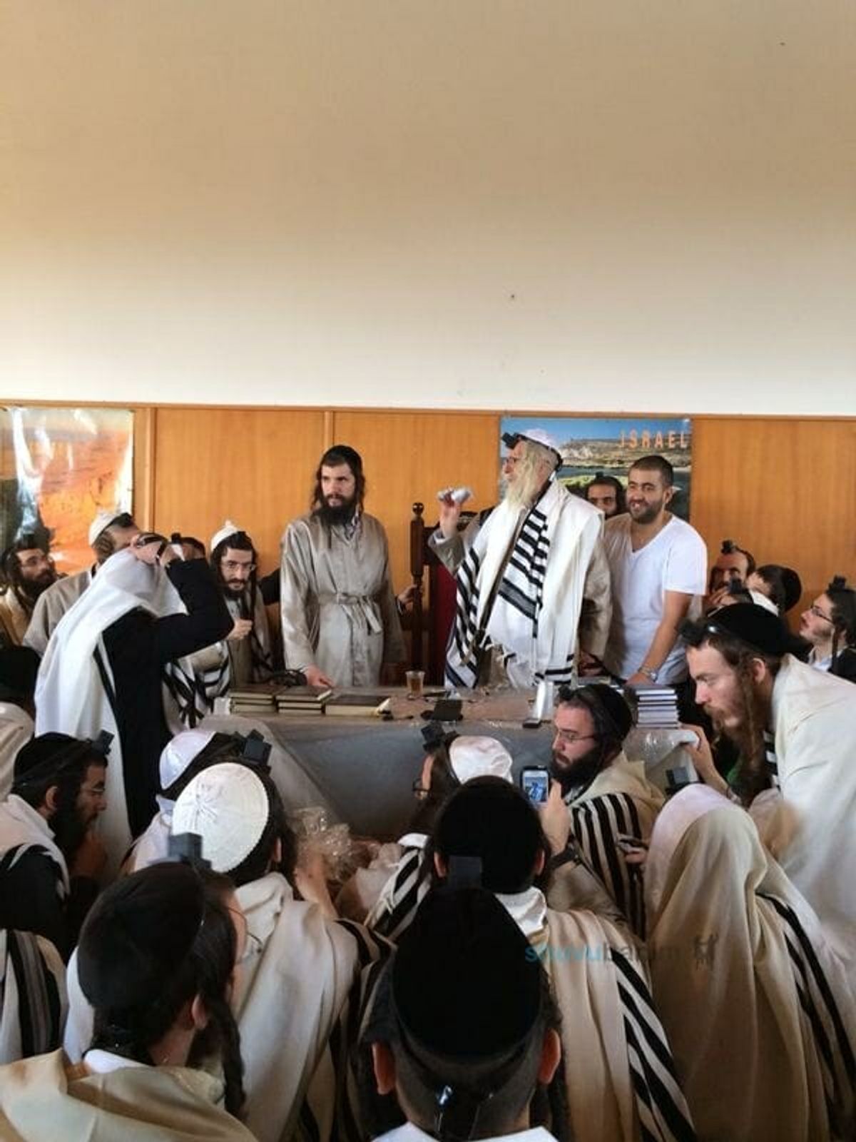 פנינים ממורינו הרב רבי אליעזר ברלנד שליט"א על מעלת השמחה