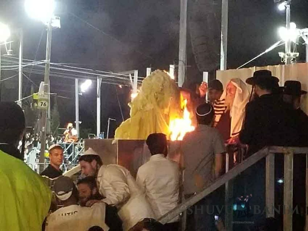 גלריית התמונות מס' 2 ממעמד ההדלקה של הגה"צ הרב אליעזר ברלנד שליט"א במירון - ל"ג בעומר תשע"ח