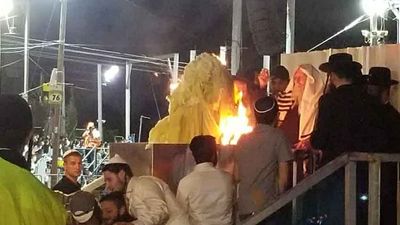 גלריית התמונות מס' 2 ממעמד ההדלקה של הגה"צ הרב אליעזר ברלנד שליט"א במירון - ל"ג בעומר תשע"ח