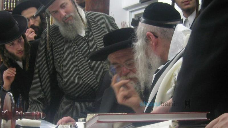 הגה"צ רבי אליעזר ברלנד שליט"א בניחום אבלים לכ"ק האדמו"ר מתולדות אהרן שליט"א על