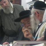 הגה"צ רבי אליעזר ברלנד שליט"א בניחום אבלים לכ"ק האדמו"ר מתולדות אהרן שליט"א על פטירת רעייתו הרבנית ע"ה