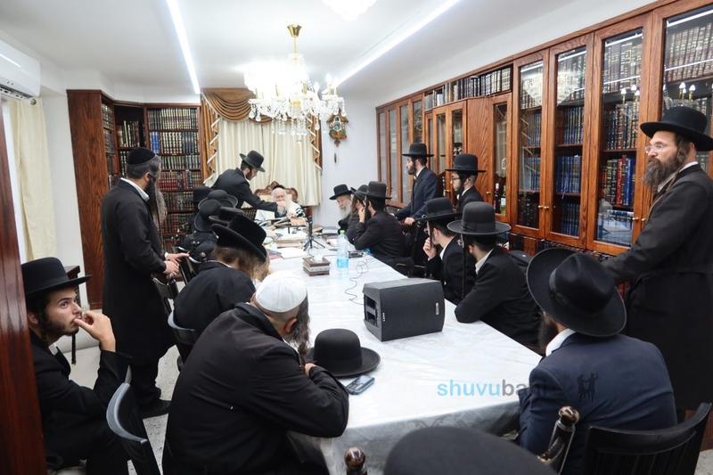 פעילי הקמפיין להצלת "התחדשות" בכנס הוקרה בביתו של מורינו הרב שליט"א