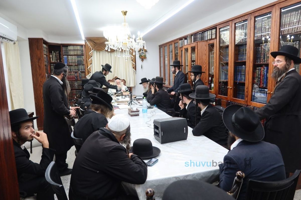 פעילי הקמפיין להצלת "התחדשות" בכנס הוקרה בביתו של מורינו הרב שליט"א