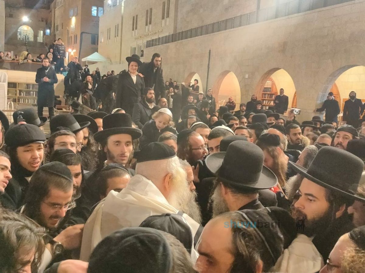 שמחת תורה תשפ"ה: תפילות והקפות עם כ"ק הגה"צ הרב אליעזר ברלנד שליט"א