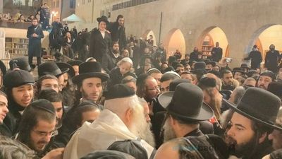 שמחת תורה תשפ"ה: תפילות והקפות עם כ"ק הגה"צ הרב אליעזר ברלנד שליט"א
