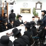 שיעור לישיבת 'חכמה ודעת' במעונו של הגה"צ רבי אליעזר ברלנד שליט"א