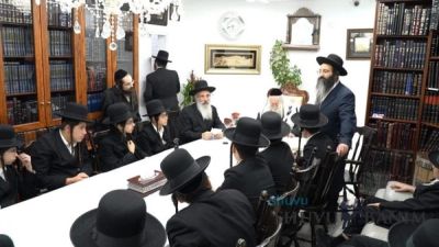 שיעור לישיבת 'חכמה ודעת' במעונו של הגה"צ רבי אליעזר ברלנד שליט"א