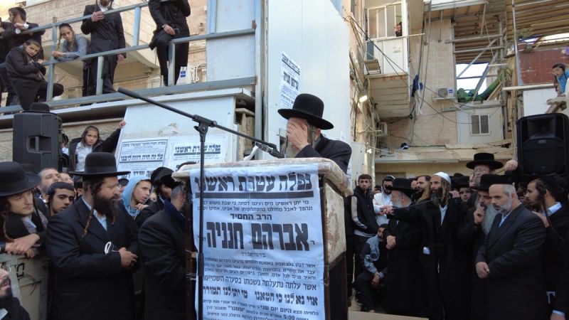 הרב שלום ארוש שליט"א בדוכן מול מיטת הרב אברהם חנניה זצוק"ל