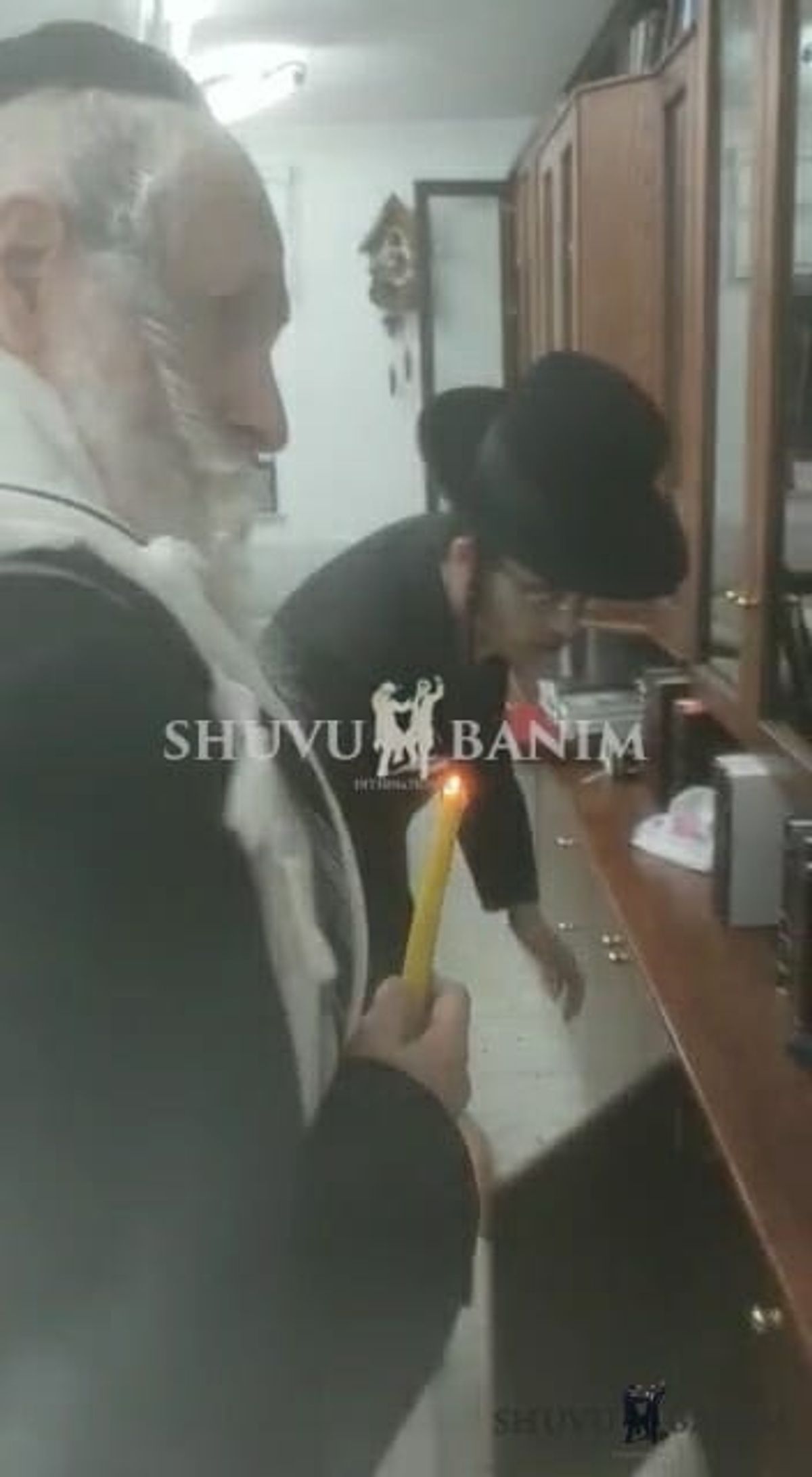 מראות קודש - בדיקת חמץ בית הגה"צ הרב אליעזר ברלנד שליט"א