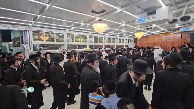 ריקודים באולם התפילות בירושלים לרגל הגעת מורנו הרב שליט"א לאומן