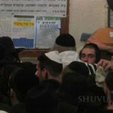 אדיר: הגה"צ הרב אליעזר ברלנד שליט"א מלווה ברבבות בדרך לתפילת מנחה ערבית בציון רבי נחמן