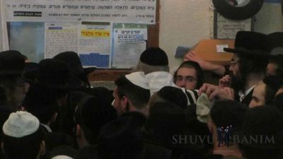 אדיר: הגה"צ הרב אליעזר ברלנד שליט"א מלווה ברבבות בדרך לתפילת מנחה ערבית בציון רבי נחמן