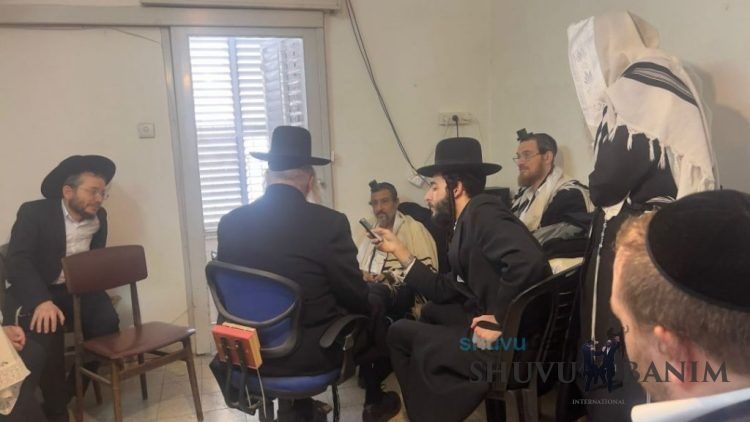 Rav Berland Shlit”a Comforting Mourners in Shaki Family Home
