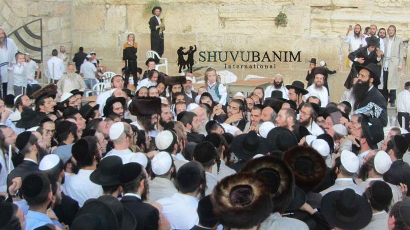 צפו: התרגשות גדולה - הרב ברלנד עולה לכותל המערבי בערב שמחת תורה ברוב עם הדרת מלך