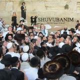צפו: התרגשות גדולה - הרב ברלנד עולה לכותל המערבי בערב שמחת תורה ברוב עם הדרת מלך - גלריית תמונות