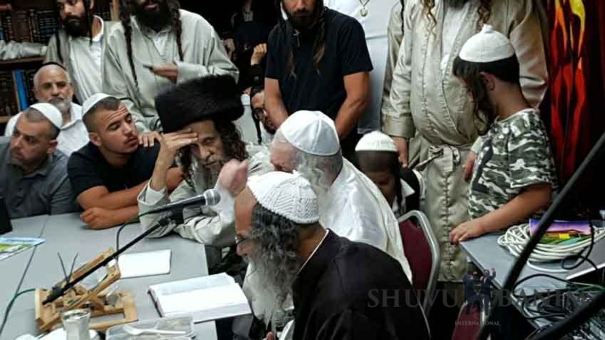 צפו: הגה"צ הרב אליעזר ברלנד שליט"א יוצא למסעות הקודש במוצ"ש בלק - בית שמש ובית רבינו בבת ים - גלריית תמונות