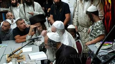 צפו: הגה"צ הרב אליעזר ברלנד שליט"א יוצא למסעות הקודש במוצ"ש בלק - בית שמש ובית רבינו בבת ים - גלריית תמונות