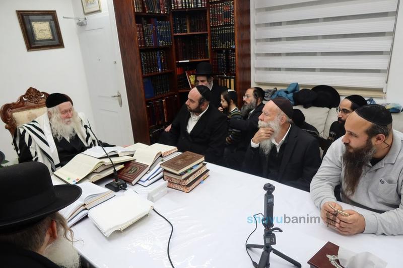 תושבי רמת גן בשיעור במעון קודשו של הגה"צ רבי אליעזר ברלנד שליט"א