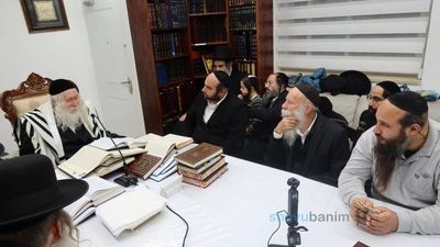 תושבי רמת גן בשיעור במעון קודשו של הגה"צ רבי אליעזר ברלנד שליט"א