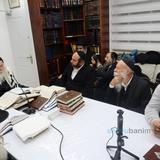 תושבי רמת גן בשיעור במעון קודשו של הגה"צ רבי אליעזר ברלנד שליט"א