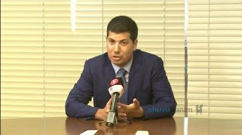 "במקום לחקור את האמת אתם חוקרים את הרב ברלנד שרוצה לקבל ביזיונות" - עוה"ד עמית חדד תוקף את חוקרי המשטרה