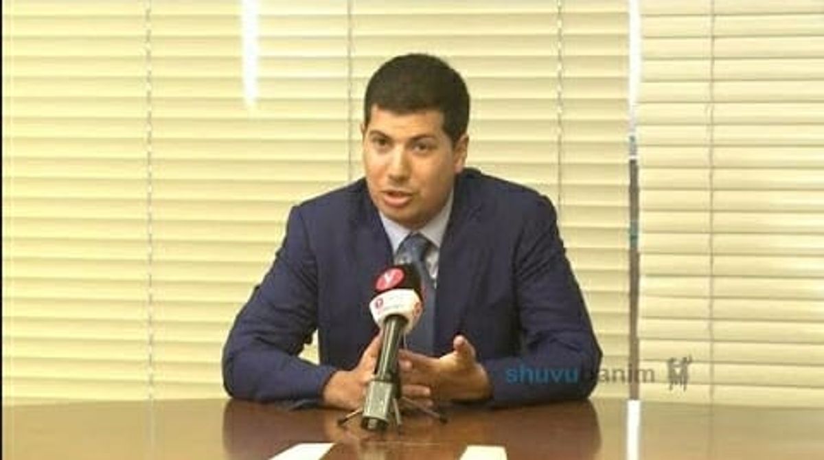 "במקום לחקור את האמת אתם חוקרים את הרב ברלנד שרוצה לקבל ביזיונות" - עוה"ד עמית חדד תוקף את חוקרי המשטרה