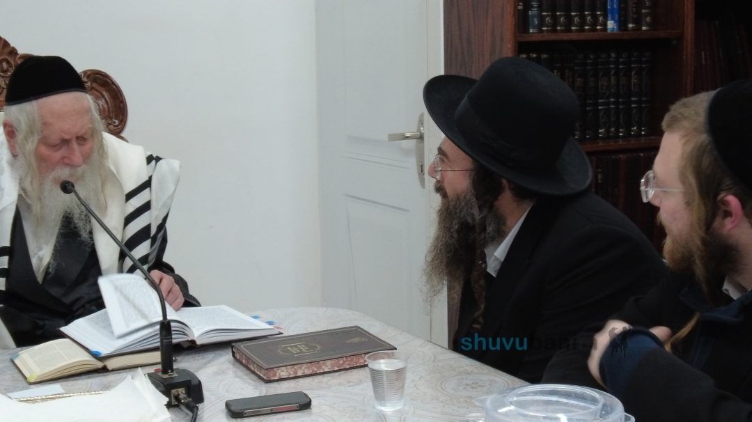 שיעור למתפללי בית כנסת 'רבי נחמן מברסלב' בעיר חולון במעונו של הגה"צ רבי אליעזר ברלנד שליט"א