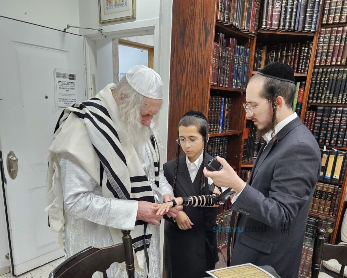 וּמִשֶּׁפַע מִצְוַת תְּפִלִּין • הגה"צ רבי אליעזר ברלנד שליט"א בהנחת תפילין בבר המצווה לנינו